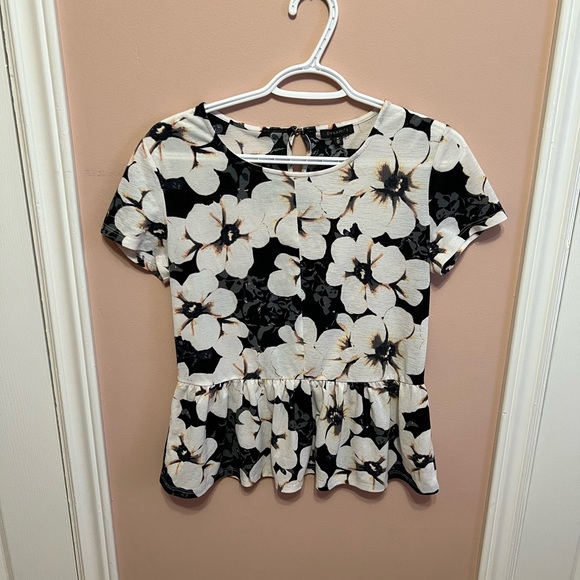 4/$10 floral peplum top - Picture 1 of 3
